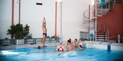 Beim Frühsport am nächsten Tag gab es Tipps vom Schwimm-Weltrekordhalter Bernd Horstmann. (Archiv: Vogel Business Media)