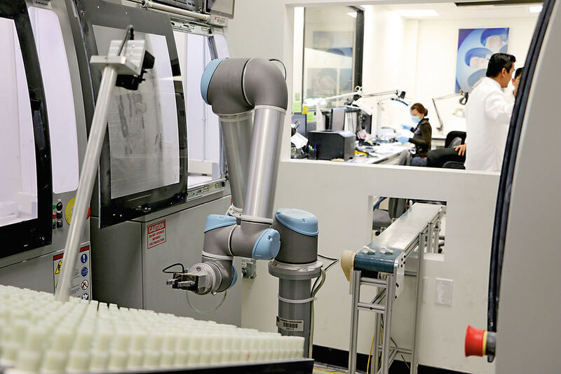 In Laboren sind kollaborierende Leichtbauroboter kein seltener Anblick mehr. (Bild: Universal Robots)