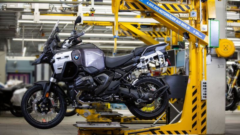 Optisch besonders charakteristisch für die BMW-Motorradproduktion sind die gelben „C-Haken“, welche in zwei Etagen an einem Schienensystem durch die zwei Montagehallen gleiten und auf denen die Motorräder die verschiedenen Fertigungsschritte durchlaufen. (Bild: BMW AG)