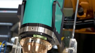 Die von Forschern am Fraunhofer IWS neu entwickelte „Coaxwire mini“ ermöglicht die Herstellung filigraner Bauteiler mittels feinen Schweißdrähten, heißt es. Dieses System sei aber nicht das einzige in Sachen Evolution der „Coaxwire“-Systeme. Zu sehen sind gleich zwei verbesserte Typen im Rahmen der Hannover Messe 2018 und der ILA Berlin. (Fraunhofer IWS)