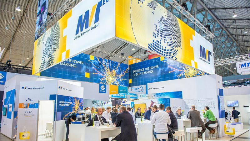 Am Messestand von MVTec können sich Besucher über das umfassende Machine-Vision-Software-Portfolio des Unternehmens informieren. Einen Schwerpunkt bilden dabei neue Features im Kontext von Deep Learning und 3D Vision. (Bild: MVTec)