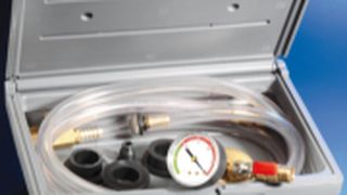 Über ein Spezialventil evakuiert „Airlift“ das Kühlsystem und erzeugt einen hohen Unterdruck.  (Foto: Behr Hella Service)