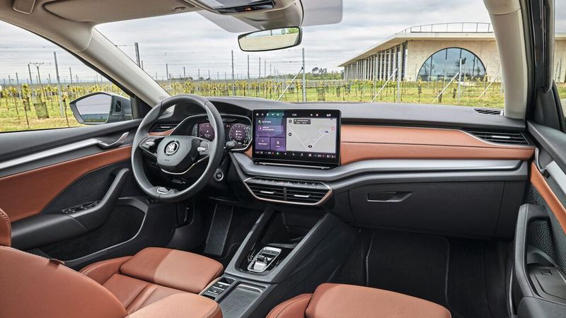 Der Octavia wird digitaler. Das analoge Kombiinstrument ersetzt ein 10-Zoll-Display, bei den teureren Versionen sitzt ein 13-Zoll-Display auf der Mittelkonsole. (Bild: Skoda)