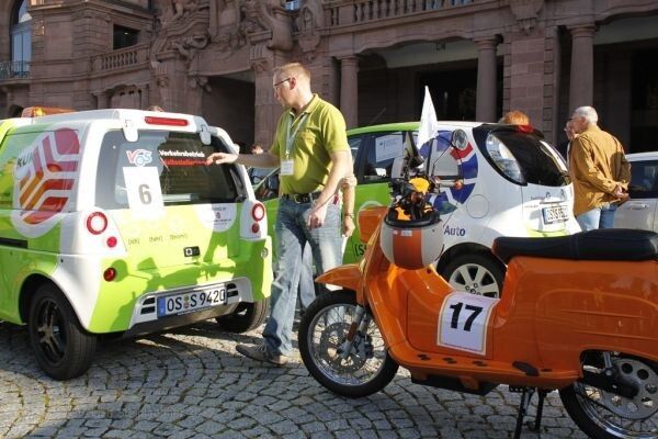 Bertha Benz Challenge 2012, 2. Tag: Präsentation der Fahrzeuge vor dem MannheimerSchloss am Vormittag. Im Bild die e-Schwalbe vom Team Windreich. (Ulrich Steinlechner)