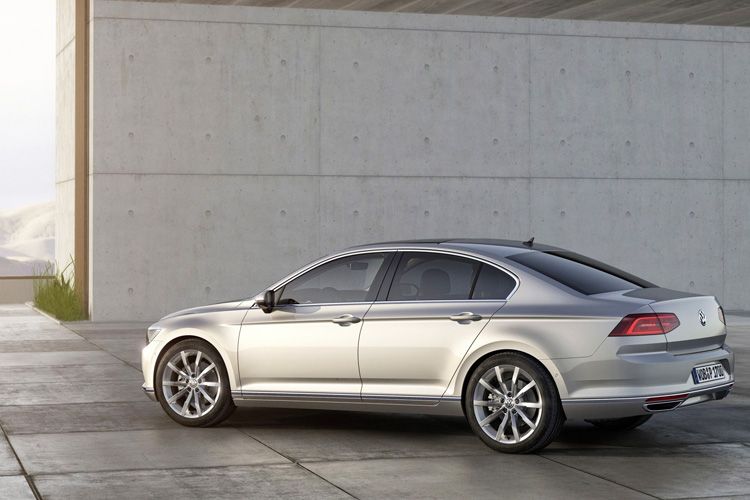 Die Designer um Klaus Bischoff setzen auf stilistische Zurückhaltung mittels klarer, horizontaler Linien und ein auf Langlebigkeit ausgelegtes Gesamtbild. Die verkürzten Überhänge sorgen für eine sportlichere Optik. (Foto: VW)