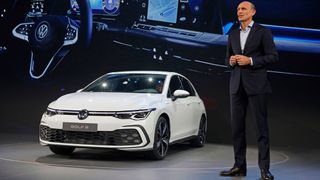 VW-Markenchef Ralf Brandstätter vor dem Golf 8. (Bild: Volkswagen)