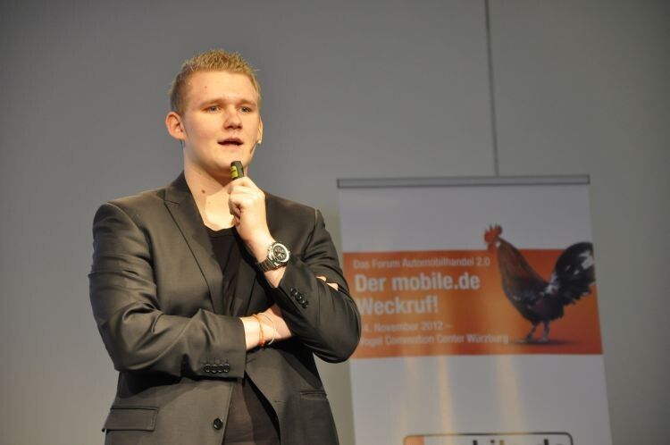 In seinem Impulsvortrag beschäftigte sich Marketeer Dominic Multerer mit der Frage, was Autohändler mit der Nutzung neuer Medien bewirken können. (Foto: Richter)