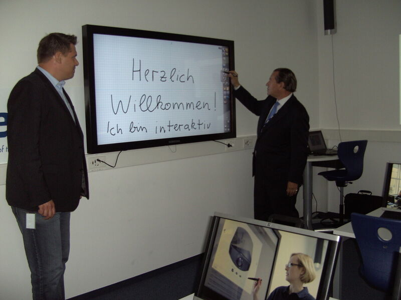 Dirk Bürger, Senior Sales Manager bei Samsung, und Uwe Zeithammer führen das Samsung E-Board vor. (Archiv: Vogel Business Media)