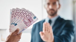 Wer kein Bargeld akzeptiert, hat den ersten Schritt zur Vorbeugung gegen Geldwäsche getan. Aber das allein reicht nicht aus. (Bild: Jesse B/peopleimages.com)