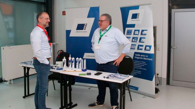 Der Hersteller Saba bietet innovative Kleb- und Dichtstoffe an und ist Partner für die Hersteller von Fahrzeugen für die Transportindustrie. (Bild: Klasing)