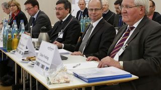 Zuletzt stagnierten die regionalen Chemie-Tarifrundengespräche, wie in Baden Württemberg: Die Tarifkommission der Chemie-Arbeitgeber vor der Verhandlung; ganz rechts Dieter Freitag, Vorsitzender der Tarifkommission, daneben Thomas Mayer, Hauptgeschäftsführer des Arbeitgeberverbandes. (Bild: ChemieBW/Eppler)