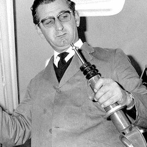 Bilstein baut den ersten Gasdruckstoßdämpfer nach einer Idee des französischen Schwingungsforschers Bourcier de Carbon. Bei ihm gleicht ein Gasdruckpolster den Volumenunterschied beim Ein- und Ausfahren des Kolbens aus.(Bild:  Bilstein)