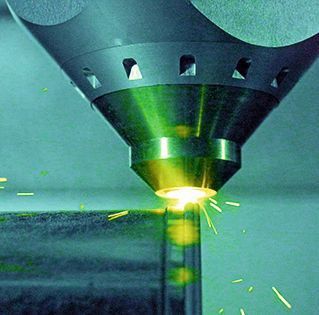 IAMA-Gewinner 2015 kommt aus den USA: Hybrid Manufacturing verbindet konventionelle CNC-Technologie mit additiven Produktionsverfahren. Mittels Laserauftragsschweißen wird die Metallbearbeitung, Veredelung und Prüfung von Teilen in einer einzigen Maschine möglich.(Bild:  Hybrid Manufacturing)