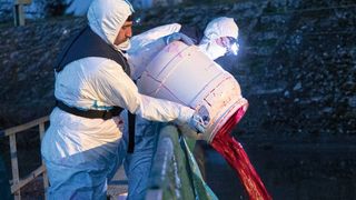 Die BfG-Wissenschaftler bringen den Markierstoff in das Schleusenbecken des Wasserkraftwerks Besigheim ein. (Bild: M. Labadz, BfG)