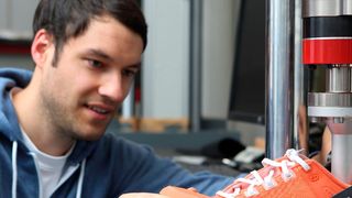 Messung der Stoßdämpfungseigenschaften von Laufschuhen. (Zwick)