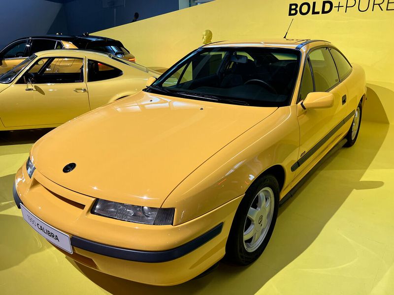 Sicher ist sicher: Ab 1970 setzen sich Farbpsychologen für grelle Farben ein, sie sollen die Straßen sicherer machen (im Bild Opel GT und Calibra). (Bild: autodrom)