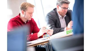 Bei einem Technologieworkshop bei Wago in Minden durften sich knapp 40 Teilnehmer von der intuitiven Handhabung der Reihenklemme Topjob S mit Hebel und Drücker selbst überzeugen.  (Wago)