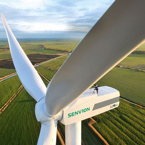 Weiterhin leichtes Wachstum in der Windenergie – Wartungsarbeiten an einer Windturbine in Husum