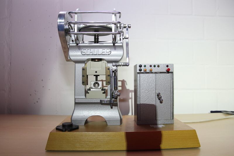 Schuler, Meilenstein-Unternehmen der Umformtechnik, hat ein voll funktionsfähiges Modell einer Spindelpresse mit nach Würzburg gebracht. Sie ist ein Geschenk von echten Schuler-Fans, den pensionierten Daimler-Mitarbeitern Hans Hartmann und Reinhard Warmer. 1982 hatte Warmer die Miniaturmaschine zu Hartmanns 25. Arbeitsjubiläum fertigen lassen. Vor kurzem wollte der 80-jährige Hartmann das Modell in gute Hände geben und entschied: Es gehört nach Göppingen zu Schuler. (Bild: Finus)