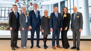 Der Vorstandsvorsitzende Philip Harting (3.v.l.) berichtete über die Unternehmenszahlen des vergangenen Geschäftsjahres. Mit dabei: Vorstand und Familie.  (Bild: Harting)