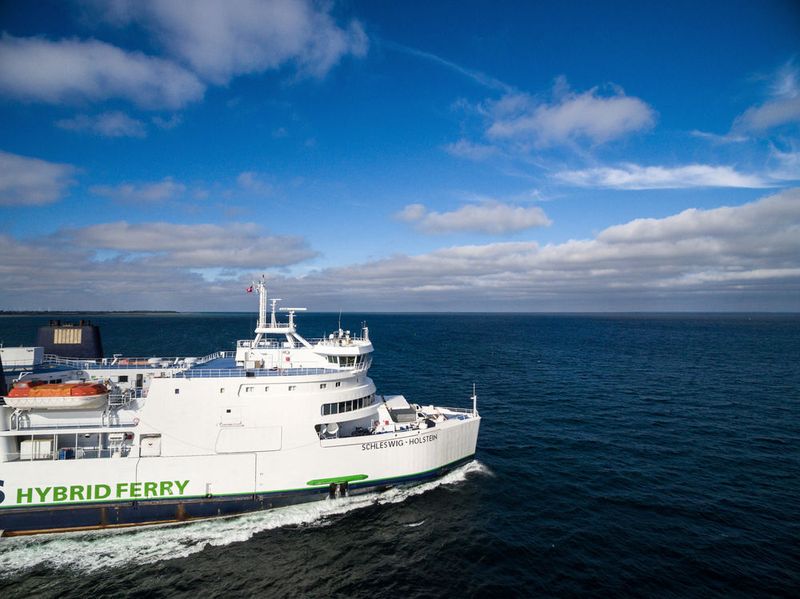 Derzeit arbeiten Siemens und Scandlines mit Hochdruck am Fertigbau der beiden neuen Fähren „Berlin“ und „Copenhagen“ für die Linie Rostock-Gedser. Auch diese werden mit der hybriden Antriebstechnik ausgestattet. (Siemens)