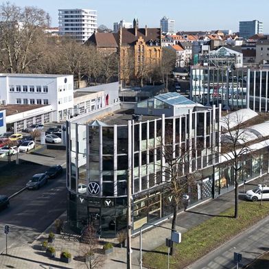 Die Glinicke-Gruppe hat am Traditionssitz am Kasseler Königstor Dienstleistungsbereiche zentralisiert. Gleichzeitig ist die Cupra-Garage anstelle des Bike-Stores eingezogen. Zudem entsteht hier ein „City Store“-Konzept für VW. (Bild: Glinicke)