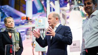 Federal Chancellor Olaf Scholz during explanations of a recycling process at the inauguration of a battery recycling factory by Mercedes Benz. (Image:© Press and Information Office of the Federal Government)