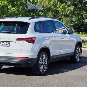 Das kann man langweilig finden. Vermutlich ist das aber genau so gewollt. Denn eigentlich ist der Karoq nicht mehr und nicht weniger als ein ganz normales Familienauto, das mit praktischen Details punktet, statt mit auffälligem Design.(Bild:  Wehner – VCG)