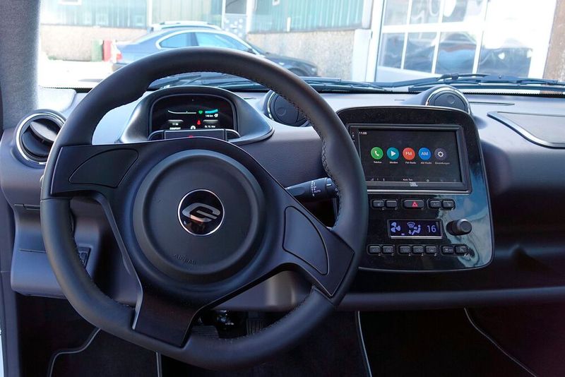 Immerhin: Der E-Go hat doppelt so viele Bildschirme wie der Tesla Model 3. (Bild: Rosenow/»kfz-betrieb«)