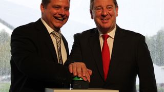 Jetzt geht's los: Dr. Rüdiger Kapitza (rechts), Vorstandsvorsitzender der Gildemeister AG, und Dr. Frank Beermann, Geschäftsführer der Sparte Energy Solutions, drücken den Startknopf für den Energy Solutions Park. (Bild: Itasse)