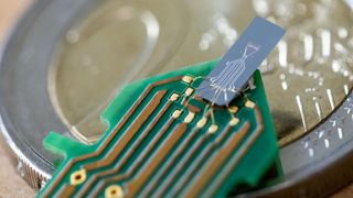 Die Biegebalken aus Silizium reagieren nur auf einen einzelnen Ton des Schallsignals.  (Bild: Michael Reichel/TU Ilmenau)