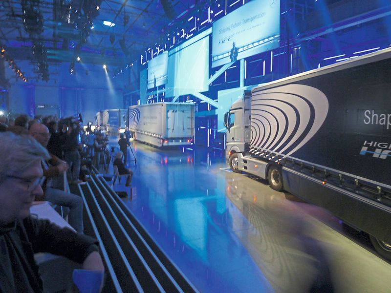 Einfahrt des Truck-Platoon in die Halle des „Campus Connectivity“. Die Weltpremierenfahrt auf der Autobahn A52 bei Düsseldorf erfüllt alle Erwartungen. (Foto: Wolfgang Pester)