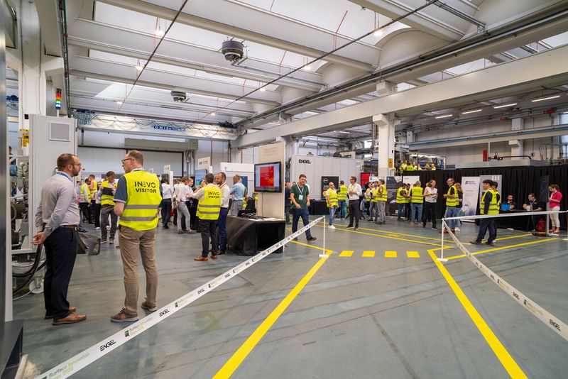 OEMs, Engel, Inevo and other partners used the event’s networking formats for professional exchange. The Engel clearmelt Competence Center, which brings systems, moulds, materials and metering technology together under one roof and offers processors shorter coordination paths and a faster time-to-market, was also a topic. (Source: Alessandro Cereda/ Engel)