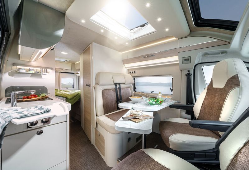 Die zum Verkaufsstart angebotenen drei Grundriss-Varianten sind im vorderen Bereich mit der Vierersitzgruppe aus Halbdinette und drehbaren Frontsesseln, Küche und Waschraum absolut identisch und unterscheiden sich lediglich im hinteren Schlafbereich. (Bild: Thomas Bender/Eura Mobil)