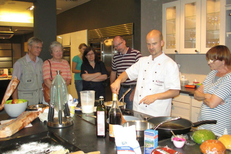 Seine Stammkunden lud das Mehrmarkenautohaus zu einem geselligen Kochevent ein. (Foto: Renck-Weindel)