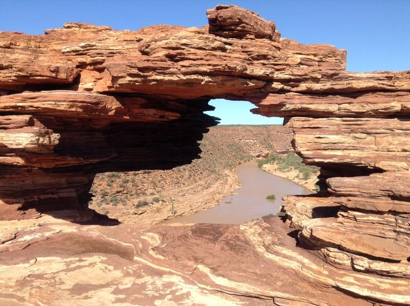 Le touriste perdu en plein outback australien est content d'avoir en poche un Power Pack mobile tel que l'APC M10 de Schneider Electric capable de recharger une fois une tablette ou jusqu'à 4 fois un smartphone. (Image: JR Gonthier)