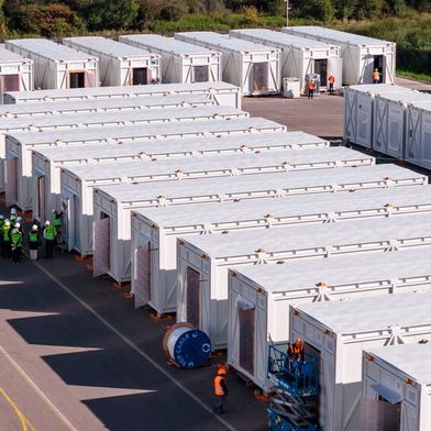 4 Meter hoch, 16 Meter lang: Die Container können über Land oder Wasser transportiert werden. Was hinter der Industralisierung des Rechenzentrums steckt, was alles bei Zagreb produziert wird und ein Interview mit Viktor Petik.  (Bild: Vertiv)