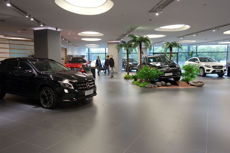 Der Flagship-Betrieb in Shanghai ist riesig, verfügt über mehrere Schauräume ... (Wehner/»kfz-betrieb«)
