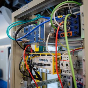 Der Technik-Rack im Innenraum des Testfahrzeugs. (Bild:  Deutsche Bahn | Thomas Kiewning)