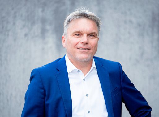 „VapoLine-Verdichter sind in vielen Wärmerückgewinnungsprojekten weltweit im Einsatz. Das BASF-Projekt ist für uns jedoch etwas Besonderes: Unsere Kompetenz im Pilotprojekt in Deutschland zu sehen und gemeinsam die Transformation zu gestalten, erfüllt uns mit Stolz.“ Christian Böhnisch, Geschäftsführer bei Piller(Bild:  Piller)