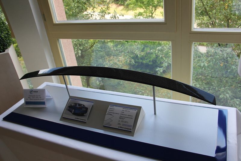 Heckspoiler aus CFK und GFK für den Audi A4 DTM. Hersteller ist die Rhein Composites GmbH. Als Matrixwerkstoff wird Polyurethan im RTM-Verfahren verarbeitet. Zur mechanischen Bearbeitung kommen Zerspanwerkzeuge von LMT zur Anwendung. (Bild: Kraus)