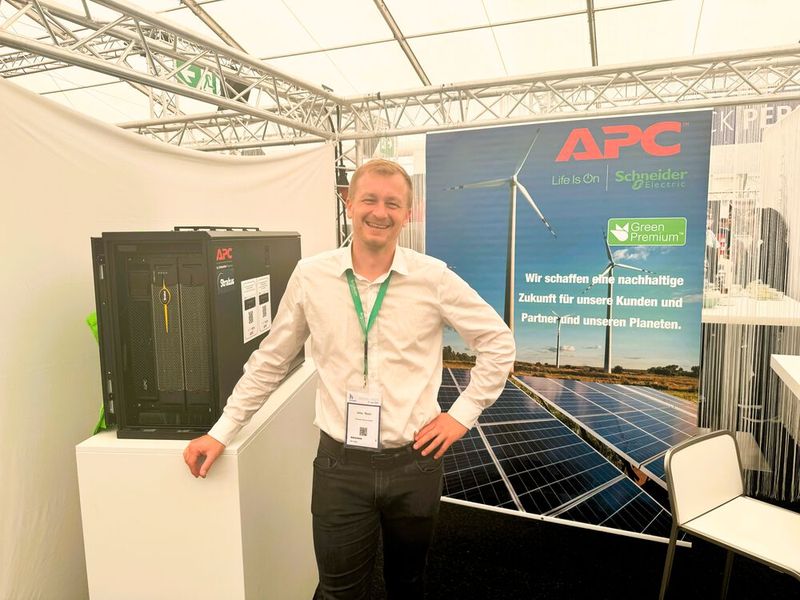 Jonas Rosen steht für das Team APC by Schneider Electric. (Bild: Vogel IT-Medien)