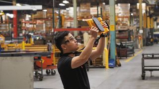 Mit der Ultraschall-Kamera lassen sich Lecks in Druckluftleitungen erkennen. Dazu macht das Gerät die Schallsignale sichtbar. (Bild: Fluke)