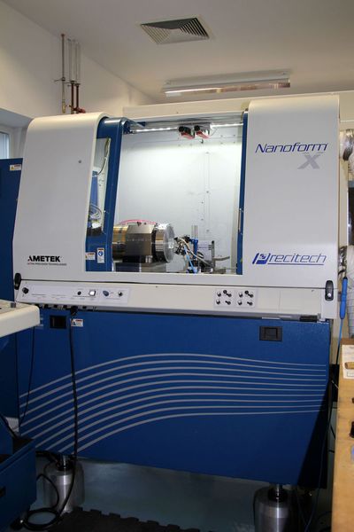 Das Precitec-System namens Nanoform hier gehört zum Maschinenpark des Nürnberger Optik-Herstellers UPT-Optik Wodak... (Wittmann Battenfeld)