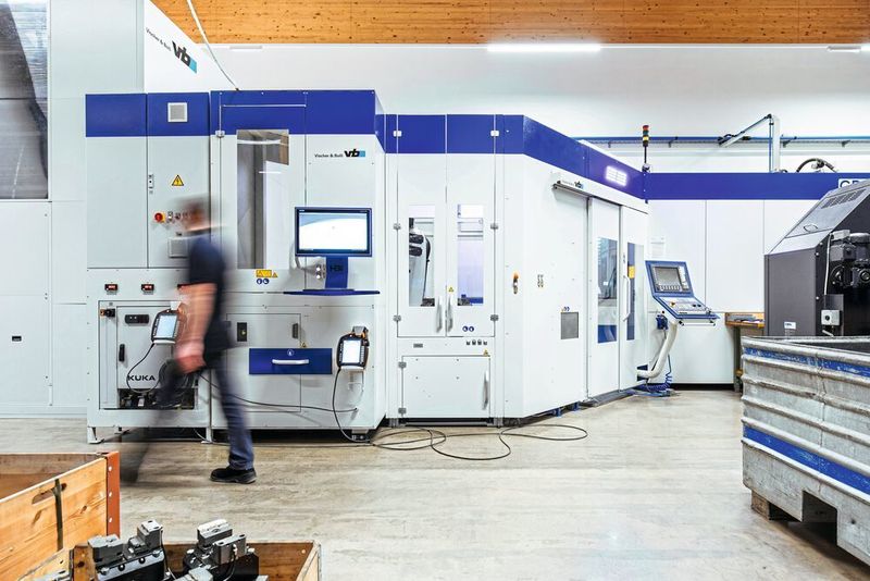 Das Unternehmen hat kürzlich eine vollautomatisierte, modulare Fertigungszelle in Betrieb genommen – ausgestattet mit zwei Kuka-Robotern. (Kuka)