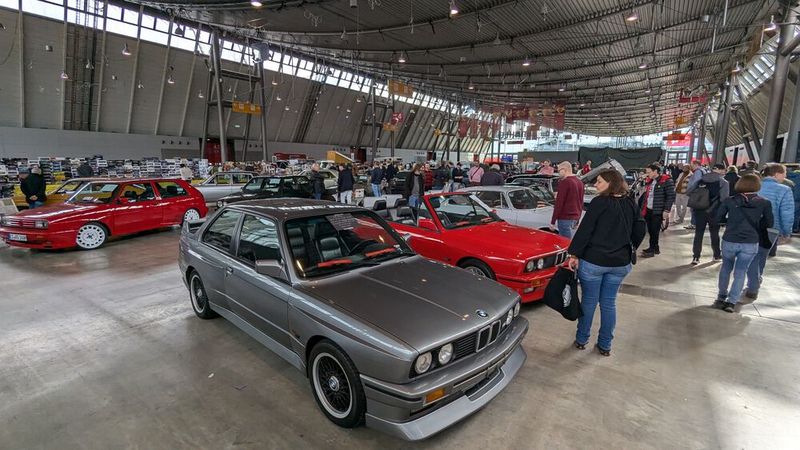 Auch in diesem Jahr waren die die Gänge zwischen den Ständen bzw. Fahrzeugen wieder sehr größzügig gestaltet. Das Angebot an Verkaufsfahrzeugen war erneut geschrumpft. (Bild: Dominsky – VCG)