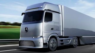 Elektrifitzierte Lkw können künftig zu den selben Kosten betrieben werden wie Diesel-Lkw. Zu diesem Ergebnis kommen Mitarbeiter des Fraunhofer ISI. (Bild: Mercedes)