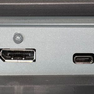 Der USB-C-Port mit DisplayPort Alternate Mode versorgt angeschlossenen Rechner zusätzlich mit bis zu 70 Watt. Ein KVM-Switch ist im Monitor ebenfalls eingebaut.(Bild:  Eizo)