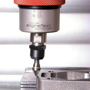 Bild 1: Seitlich ausgelenkte Spindel des Werkzeugsystems: Beim Abfahren der programmierten Kontur wird dadurch der Fräser immer gleichmäßig gegen das Werkstück gedrückt.