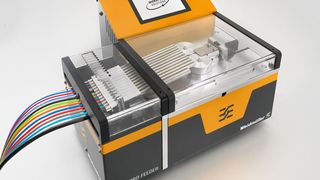 Der Cutfix Pro ermöglicht ein präzises Ablängen von flexiblen Leitern. Zudem können die Automaten optional mit einer Mehrfachzuführung ergänzt werden. (Weidmüller/ Studio Hesterbrink)